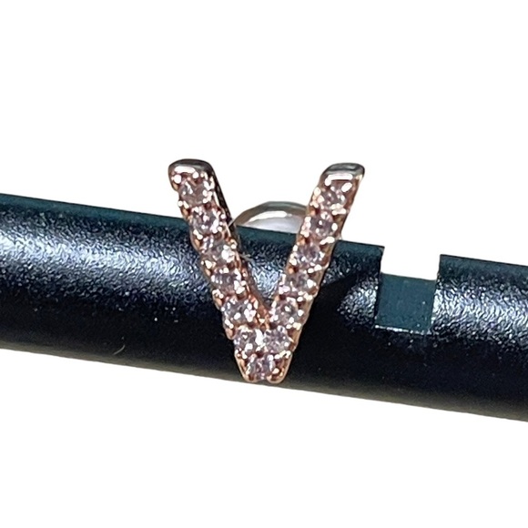 Mooham V earrings NIB - Picture 2 of 3